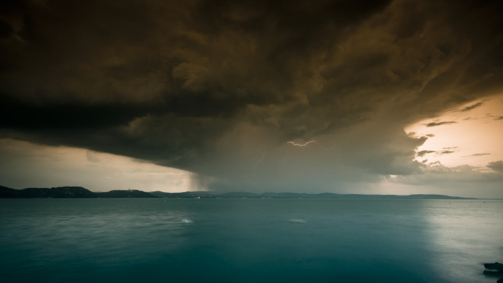 Tombol a vihar: annyi eső esik Angliában, hogy árvizekre is figyelmeztetnek