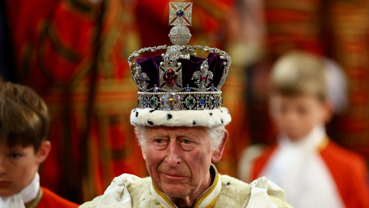 Videó: súlyos incidens érte a világ egyik legfőbb királyi ereklyéjét – Nem mindennapi fegyvert fogtak az elkövetők