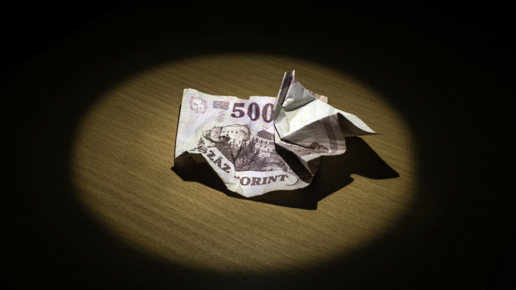 Gyengüléssel indít a forint