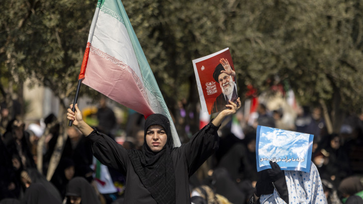 Nem hagynak alább Irán támadásai az öbölállamok ellen, folytatódik Teherán bombázása – Híreink az iráni háborúról vasárnap