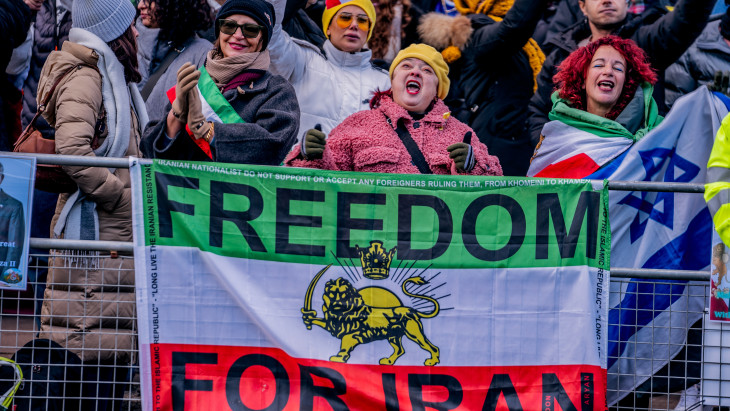 Folyamatosan durvul a helyzet: ropognak a fegyverek Iránban, már 25-en meghaltak