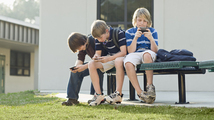 Kész, vége: betiltották a közösségi média használatát ebben az országban
