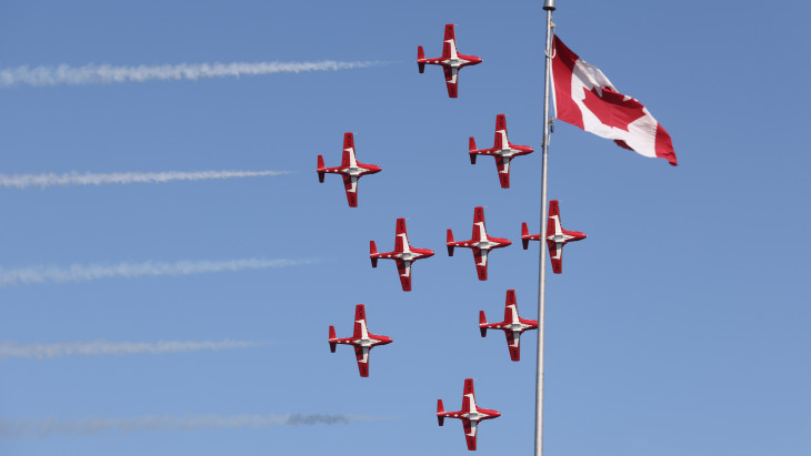 Íme a válasz Donald Trump fenyegetésére: durván fegyverkezik Amerika szomszédja, egyre többen mennek katonának