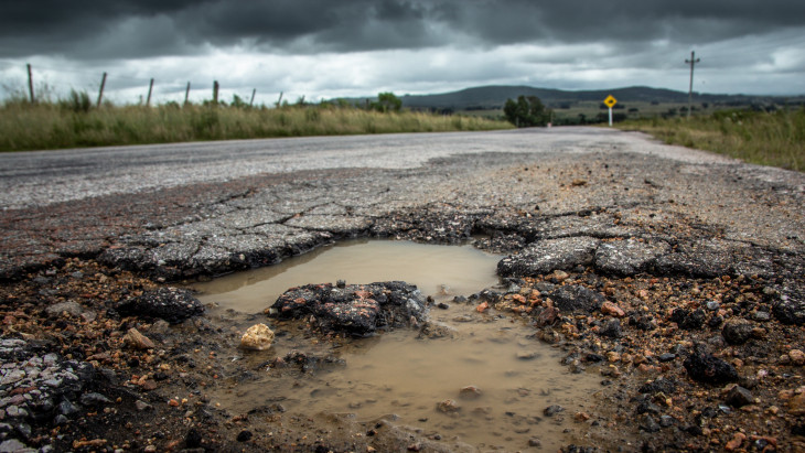 Vészhelyzet a magyar utakon: borzasztóan sok a kátyú, bajban az autósok