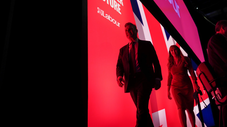 Egyre vékonyabb jégen táncol az európai hatalom vezetője: ezúttal megúszta, hogy a körmére nézzenek