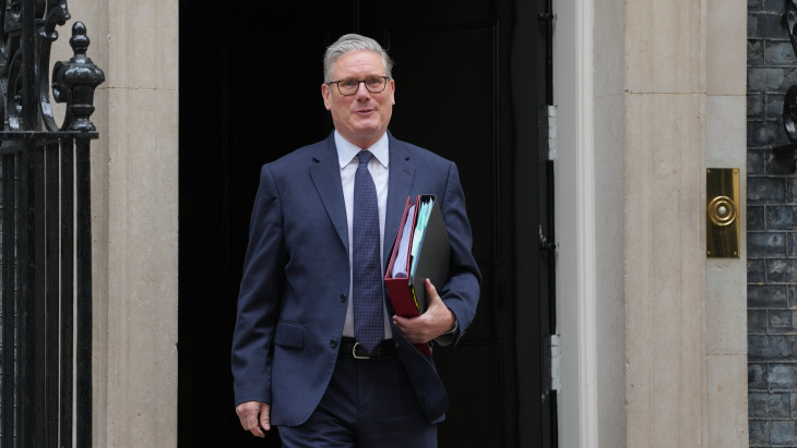 Már azt hihette, túl van a nehezén, de ismét össztűz alatt az európai vezető – Van még visszaút?