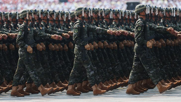 Pattanásig feszült a helyzet: Amerika legnagyobb riválisa maximumra pörgeti a fegyverkezést, háború jöhet