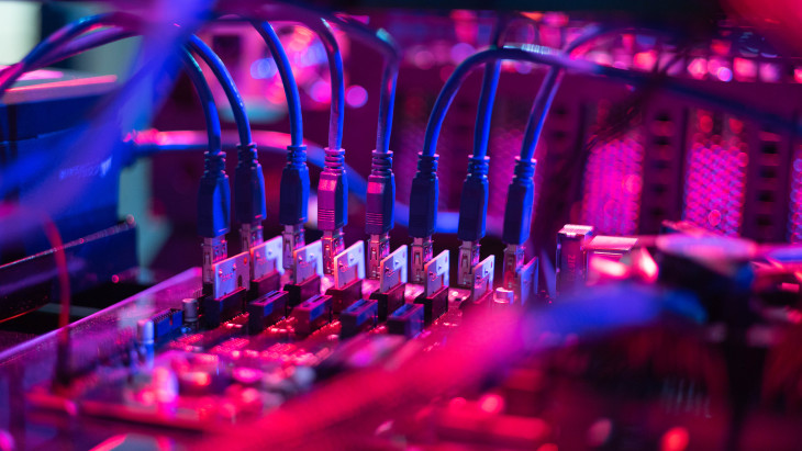 Hatalmas illegális kriptobányász rendszert kapcsoltak le - Közel 14 ezer helyen lopták az áramot