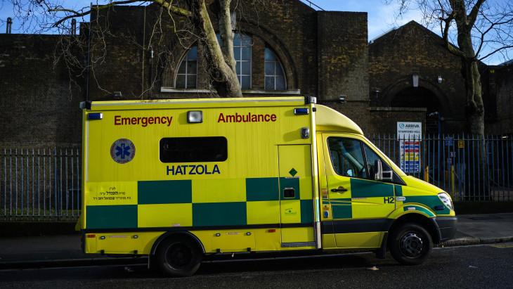 Hatalmas robbanásokra ébredtek a lakók: mentőautók borultak lángba az éj leple alatt Londonban