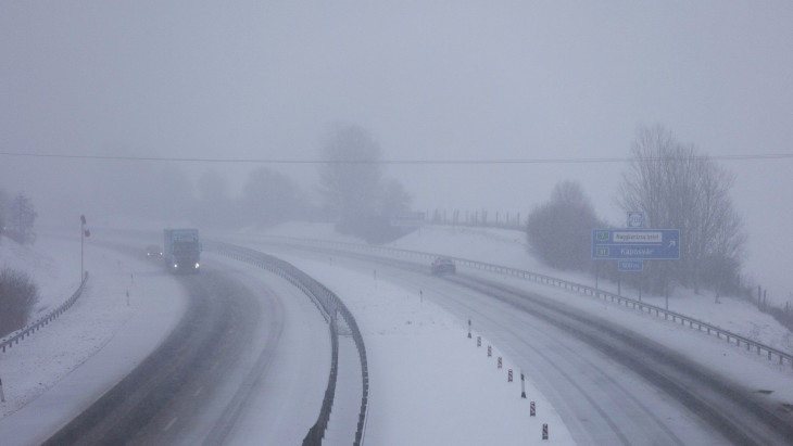 Elesett az M1-es autópálya, mindkét irányba! Nagy a káosz a magyar utakon