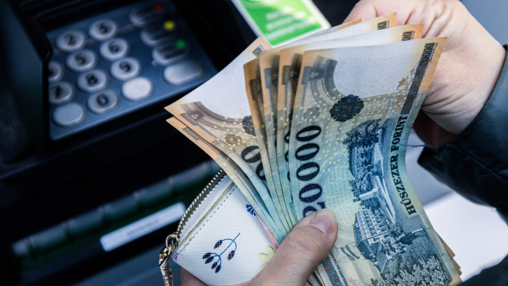 Áttörte a fontos lélektani határt a dollár: nagy nyomás alatt a forint