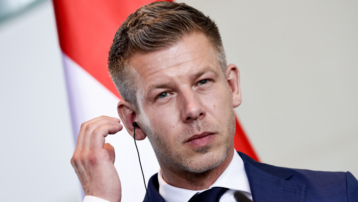 Tisza-kormány: Macronnal tárgyal Magyar Péter, folytatódnak a személycserék az állami hivatalokban
