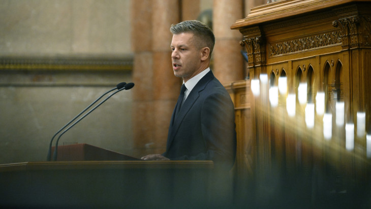 Retteghetnek a korrupt politikusok, Sulyok Tamást még a nyár vége előtt leválthatják – Magyar Péter új részleteket közölt