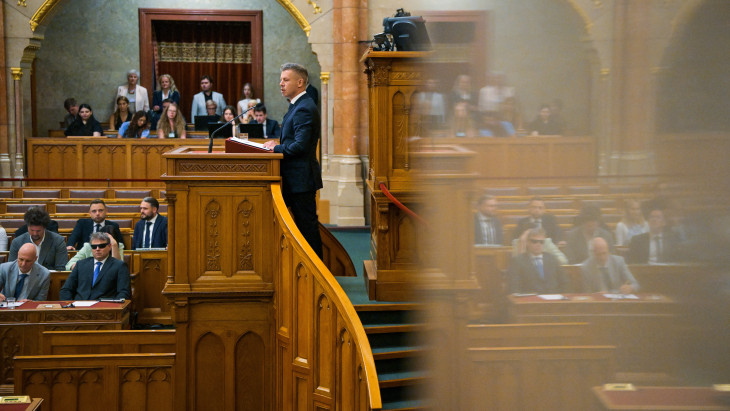 Élőben tesz bejelentéseket Magyar Péter a parlamentben