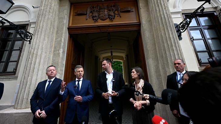 Két kormánytagot is kirúgott Magyar Péter