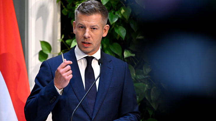 Rendkívüli sajtótájékoztatón beszél Magyar Péter