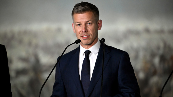 Magyar Péter bejelentette a kormány első döntéseit: a védett üzemanyagárról, a költségvetésről és az uniós pénzekről is üzent