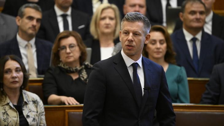 Tisza-kormány: Vatikánba készül Magyar Péter, jól áll Magyarország az EU-pénzek kapcsán