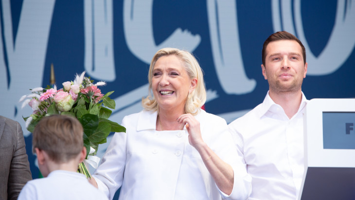 Rajtaütöttek a rendőrök Marine Le Penék főhadiszállásán: vittek, amit találtak