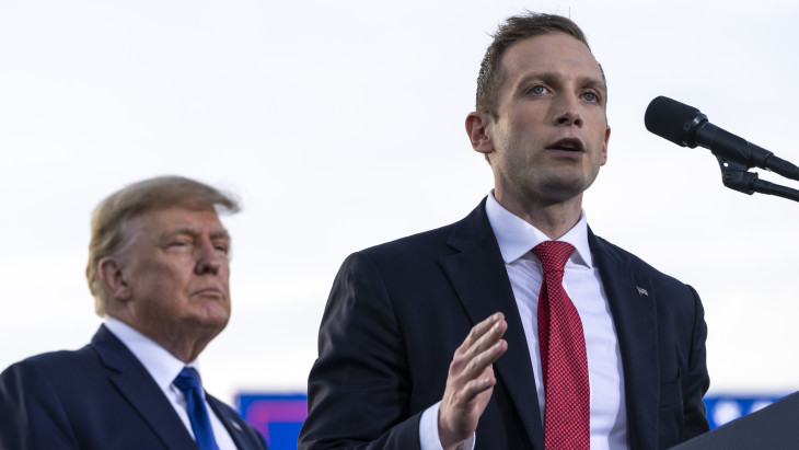 Rendkívül súlyos vádak Trump embere ellen: fegyvert tarthatott a felesége fejéhez, mégis újraindul a választáson