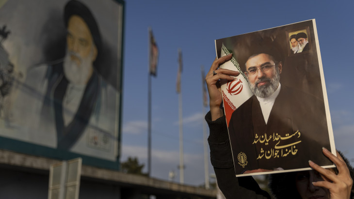 Megszólalt Irán új vezére: olyan bejelentést tett, ami azonnal lesokkolta az olajpiacot