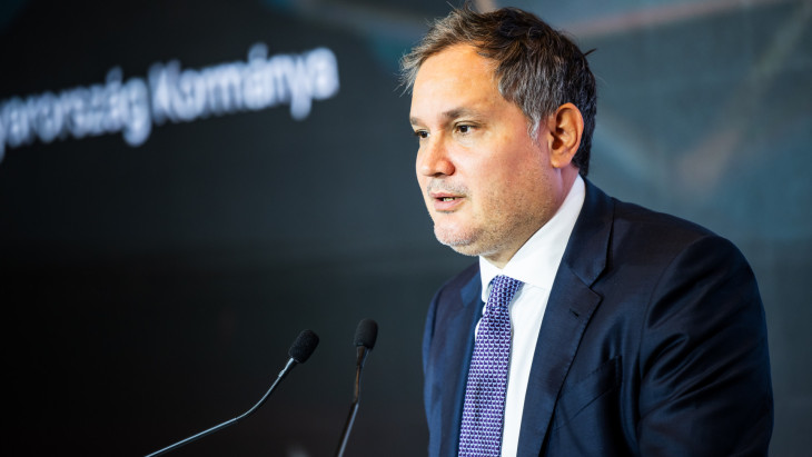 Ez ám a váratlan fordulat: adócsökkentéssel is reagál az üzemanyagárak elszállására a kormány