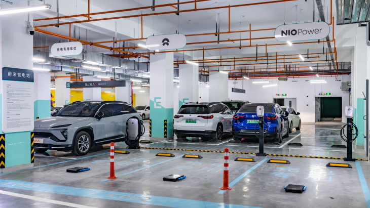 Riválisokból partnerek: a Geely bevásárolja magát a Nio akkucserés üzletébe
