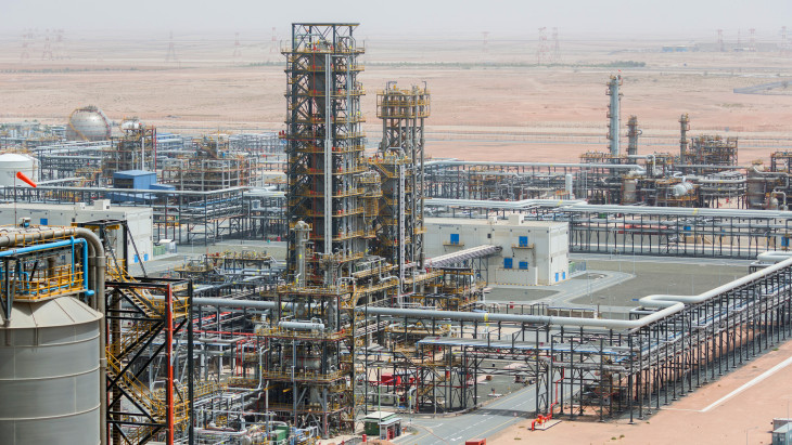 Rémálom az olajpiacon: Irán támadásai miatt sorra csökkentik a kitermelést a olajhatalmak