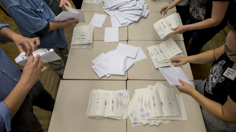 Egymás után oszlottak fel a képviselő-testületek: rendkívüli választásokat tartanak ma több magyar településen