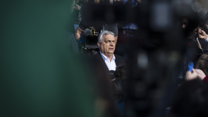 Ez vezetett Orbán Viktor bukásához – megszólalt a szélkakas milliárdosokról az amerikai professzor