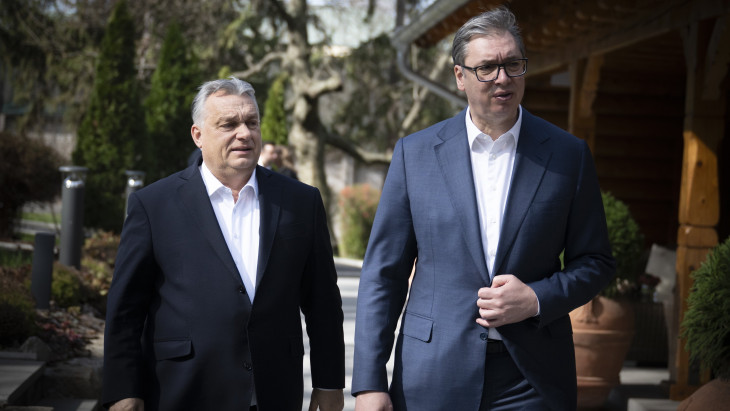 Putyini manőver készül Magyarország szomszédjában: hiába adja át az elnöki széket, hatalmon maradna Orbán Viktor szövetségese