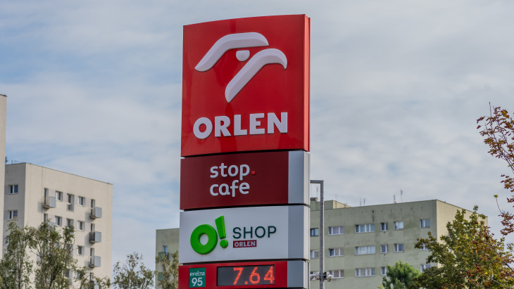 Épp a választások előtt olcsósította az üzemanyagárakat az Orlen – Kattant a bilincs a lengyel olajvállalat néhány vezetőjének csuklóján