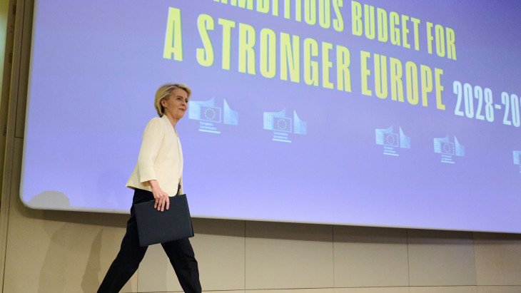 Aknákkal teli mezőre vezeti az EU finanszírozóit  Ursula von der Leyen