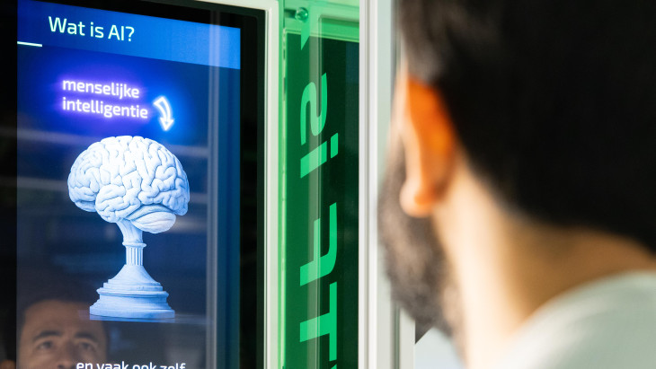 A mesterséges intelligencia kihúzza az EU-s karrierlétra alsó fokait