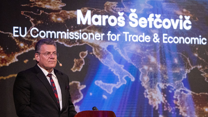 Kikerültek Ursula von der Leyen jobbkezének titkos levelei