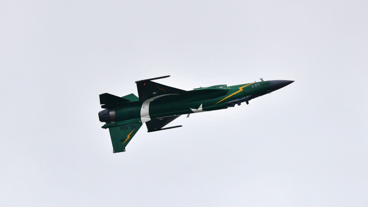 Kiszivárgott a titkos paktum: az atomhatalom katonáinak ezrei és JF-17-es vadászgépei bukkantak fel a monarchiában