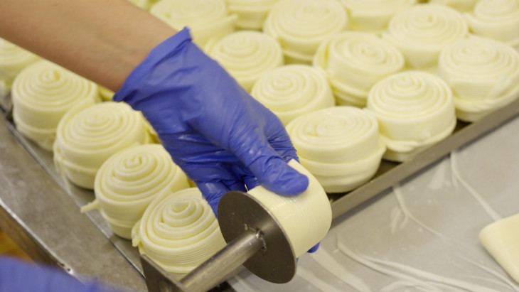 Napi kilenc kamion sajtot adnak fel exportra – így erősíti piaci pozícióit a Kőröstej