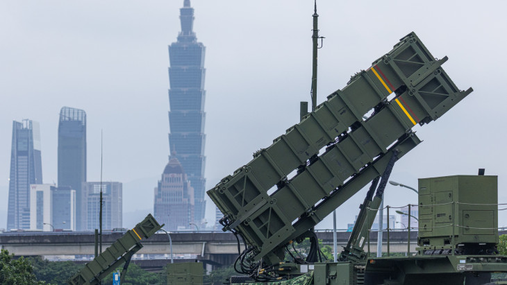 Megvan a megállapodás: szabad az út, amerikai fegyverek özönlenek Kína partjaihoz