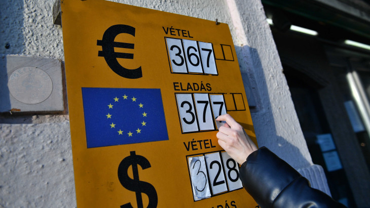 Rég nem látott csúcsok felé száguld a magyar forint – egyetlen híren múlik a devizapiac sorsa