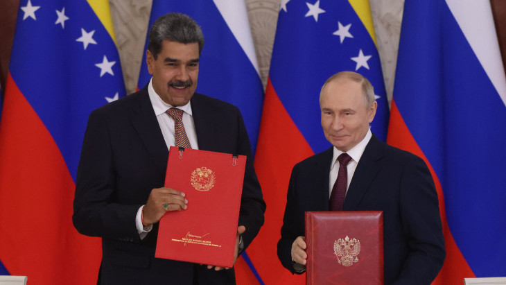 Egymás után buknak el Oroszország szövetségesei – Miért dörzsölheti mégis a tenyerét Putyin?