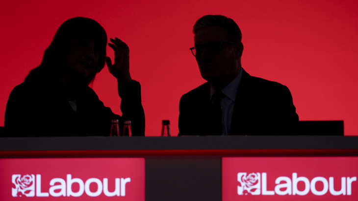 A szemünk előtt bukik meg éppen az európai nagyhatalom vezetője? – Házkutatás volt a "sötétség hercegénél"