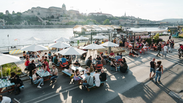 Indul a hétköznap esti rakpartozás Budapesten, de vannak, akik bírálják a főváros döntését
