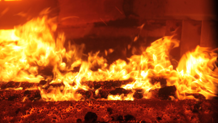 Lángokban állt egy épület az éjszaka Budakeszin: huszonhét embert menekítettek ki a tűzoltók