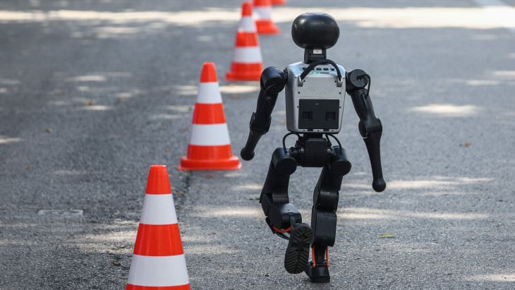 Mesterséges intelligencia ellen tüntető robotok lepték el az utcákat egy európai fővárosban