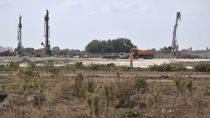 Tűzoltókat riasztottak az akkumulátoripari gyárhoz Debrecenben: nagy erővel vonultak ki a hatóságok