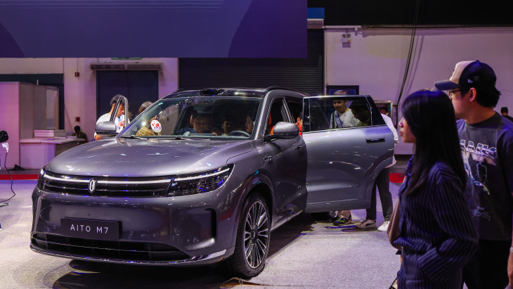 Hangvezérléses WC-t építhet az autójába az egyik kínai autógyártó