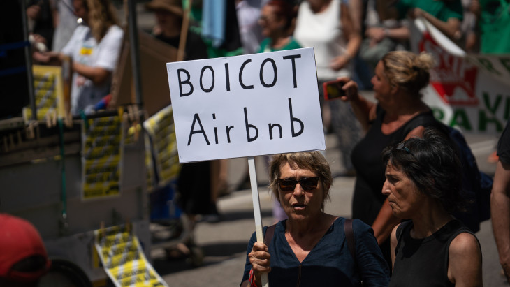 Spanyolország azt mondta, elég! – Gigantikus bírságot kapott az Airbnb