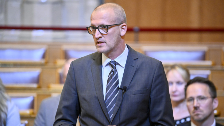 Házkutatást tartottak a minisztériumban, elképesztő állapotokat talált a NAV