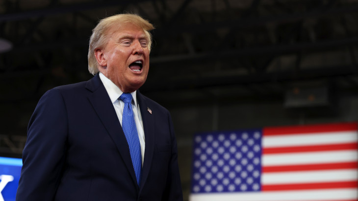Bejelentette Trump: jön a gazdasági D-nap Irán ellen