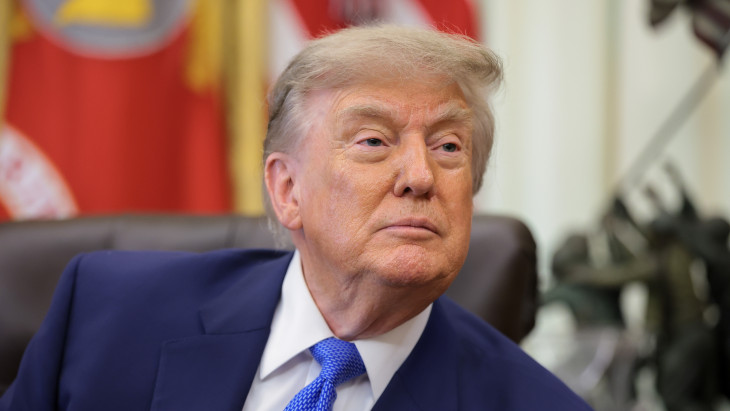 Nem kispályázik a tőzsdén Trump: egy hónap alatt több mint ezer tranzakciója volt